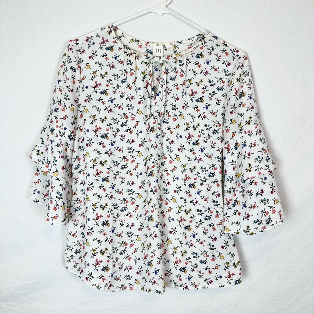 Gap White Floral Blouse with mid length ruffle sleeves Size XS
